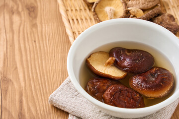 干し椎茸の水戻し｜和食の乾物食材を水で戻している調理シーン