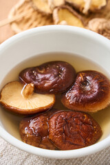 干し椎茸の水戻し｜和食の乾物食材を水で戻している調理シーン