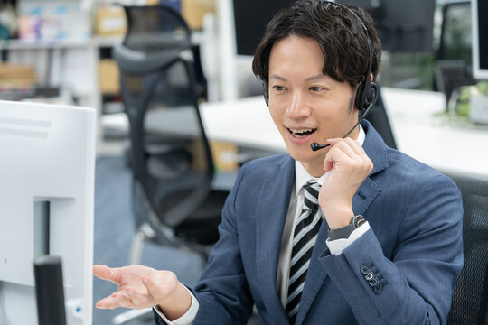 オフィスで働くオペレーター