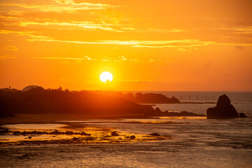 夏の奄美大島の夜明け前の珊瑚礁の海。