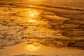 夏の奄美大島の夜明け前の珊瑚礁の海。