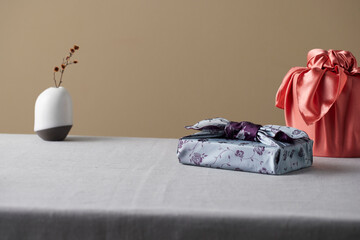 한국의 명절과 기념일을 위한 재사용 가능한 수제 보자기 선물 포장.