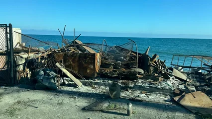 Fotobehang Schipbreuk Malibu fire affected   © Richard