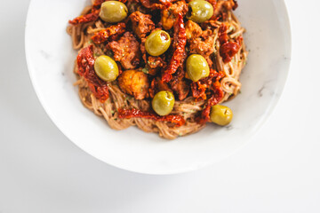 soba noodles with teriyaki tofu sundried tomatoes and green olives