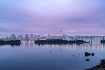 Fototapeta premium Skyline of Tokyo Rainbow Bridge before sunrise
