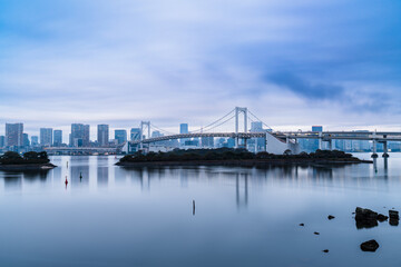Obraz premium Skyline of Tokyo Rainbow Bridge before sunrise