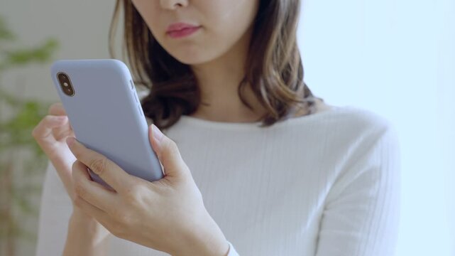 スマホを見る女性