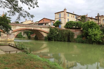 Pont de Lajous sur la rivière l'Arize, village de Rieux-Volvestre, département de la Haute Garonne, France