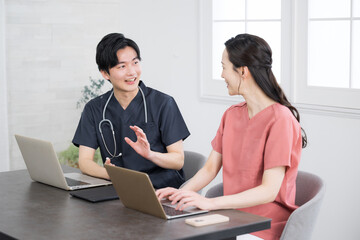 ドクターが話す様子　クリニックなど病院のミーティング風景