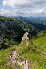 Obraz premium Rocky path on a mountain crest