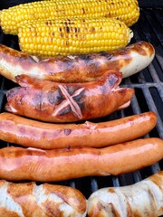 Wurst und Gemüse auf dem Grill - BBQ draufsicht