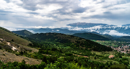 Naklejka premium Scenic Mountain Landscape Under Cloudy Sky