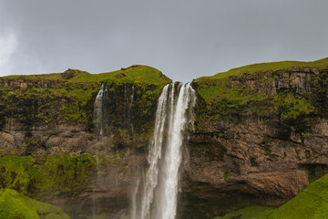 Obraz premium Seljalandsfoss Waterfall Cascading from a Cliff in Iceland