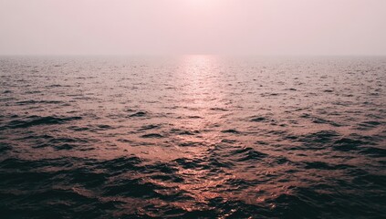 Obraz premium Blurry, muted sunset over a calm sea