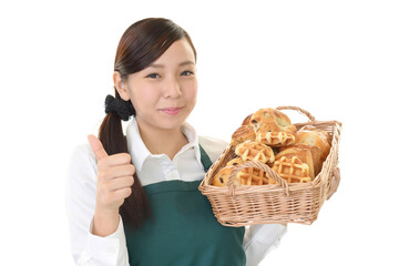 パンを持つエプロン姿の女性