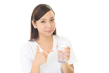 コップ一杯の水を持つ女性