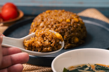 黒い炒飯