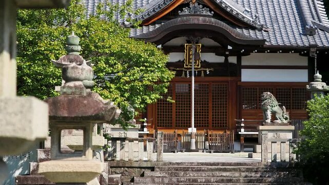 兵庫県川西市　八阪神社の参道と拝殿の風景