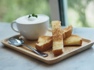Vegetable soup with garlic bread