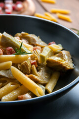 Penne con carciofi e pancetta, pasta italiana 