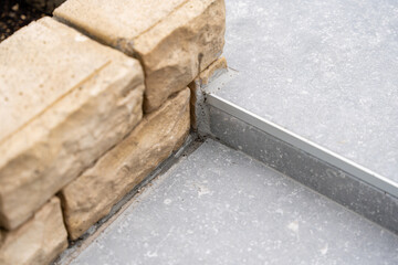 Escalier en carrelage gris anthracite au style moderne et élégant, idéal pour intérieur ou extérieur