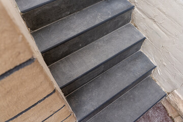 Escalier en carrelage gris anthracite au style moderne et &eacute;l&eacute;gant, id&eacute;al pour int&eacute;rieur ou ext&eacute;rieur