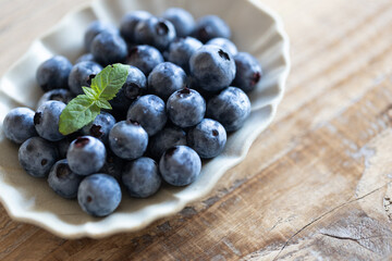 お皿に盛りつけたブルーベリー