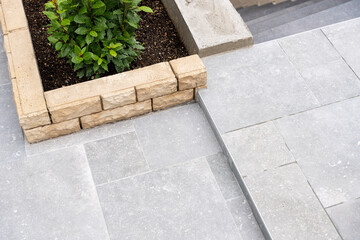 Terrasse extérieure avec carrelage imitation béton gris clair, design moderne et minimaliste