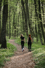 Obraz premium Women enjoying outdoor exercise in forest setting