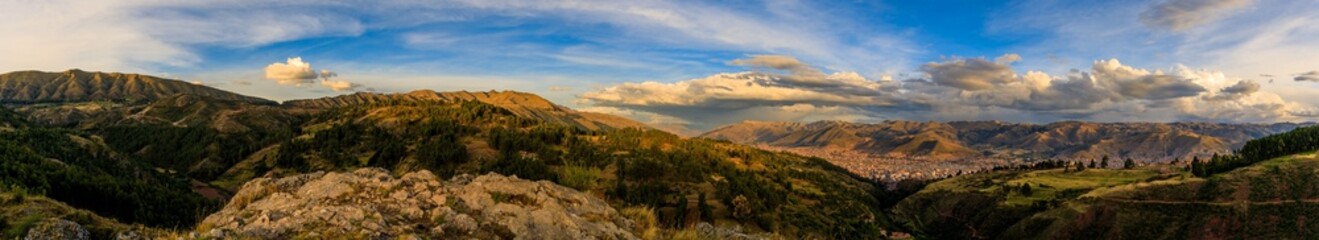 Obraz premium Panoramic view of Cusco's vibrant landscape.