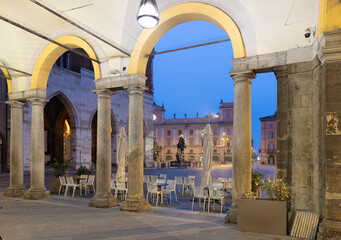 Obraz premium Piacenza - The square Piazza Cavalli at dusk