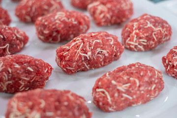 Albóndigas de carne cruda. Venta de carne por peso en el mercado. 