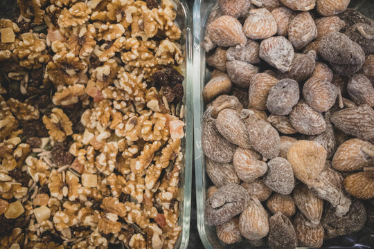 Frutos secos en bandeja: higos secos y nuez pelada. 