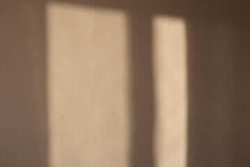 Pared color crudo irregular con la luz y la sombra