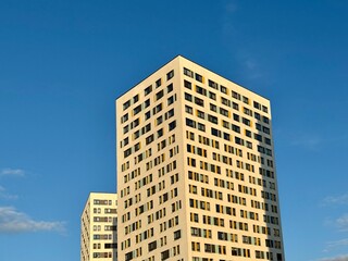 Obraz premium Apartment building on the background of blue sky, new building. High quality photo
