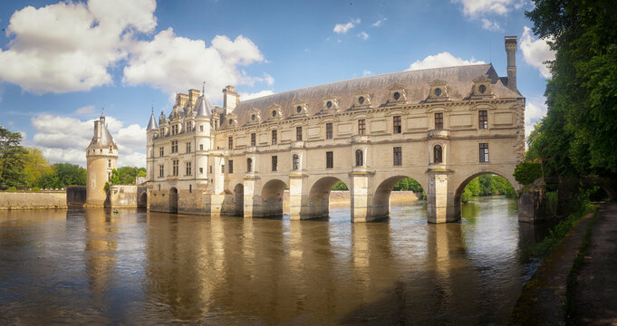 chateau de chenonceau et ses reflets sur les bords de la Loire en France, region val de loire
