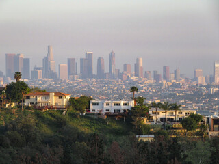 Obraz premium Los Angeles Skyline View from Hills with Residential Homes