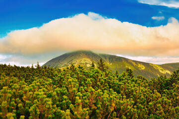 Karkonosze - Śnieżka w czapce(z chmur) żołnierza epoki napoleońskiej. © Pol Badger