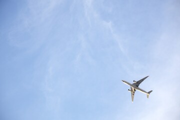 大空を飛ぶ旅客機