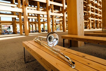 木のベンチの上に置かれたトロンボーン