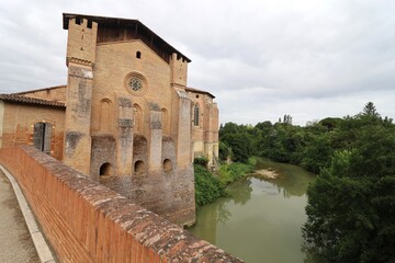 Fototapeta premium Rivière l'Arize, village de Rieux-Volvestre, département de la Haute Garonne, France