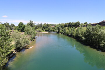 Fototapeta premium La rivière appelée gave d'Oloron, village de Navarrenx, département des Pyrénées Atlantiques, France