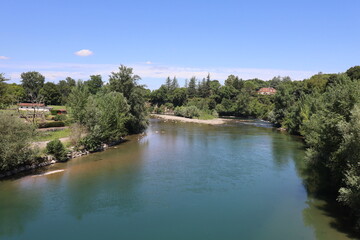 La rivière appelée gave d'Oloron, village de Navarrenx, département des Pyrénées Atlantiques, France
