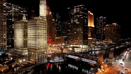 Fototapeta premium Downtown Chicago In Chicago Illinois United States. Modern City Center With Skyscrapers Reflecting The Urban Life. Night Elevated Road Downtown Cityscape. Night Downtown Panoramic. Chicago Illinois.