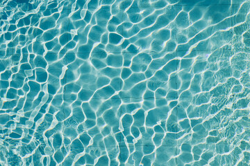 Agua de una piscina con reflejos vista desde arriba, textura	