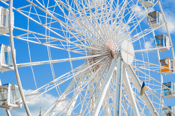 Obraz premium Ferris Wheel metallic circle frame amusement park object in the city vivid colorful environment space