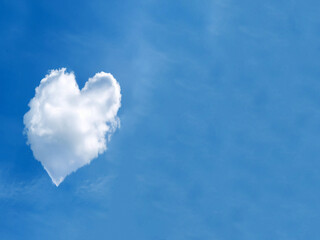 Heart-shaped cloud floating in a bright blue sky, symbol of love, romance, nature and imagination, perfect for Valentine's Day, emotional design or inspirational backgrounds