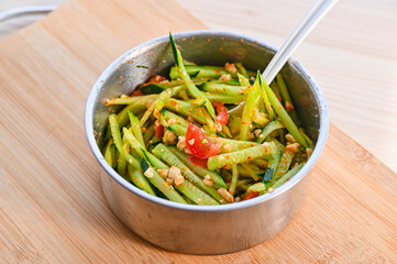 きゅうりのソムタム作り