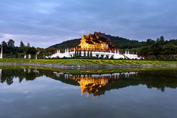 Obraz premium The Royal Pavilion reflected perfectly in the tranquil pond, showcasing its intricate architecture mirrored on the calm water surface