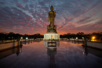 Obraz premium Buddhism Ceremony, Candlelight light trails of people walking around the church in Magha Puja Day, Important day in buddha religion at Phutthamonthon park, Nakhon Pathom.